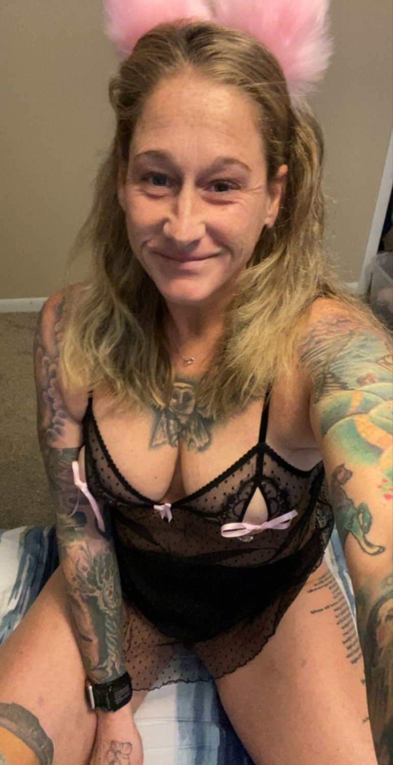 Tattooed Milf Porn - Tattooed MILF Jill, 43 - Porn Videos & Photos - EroMe